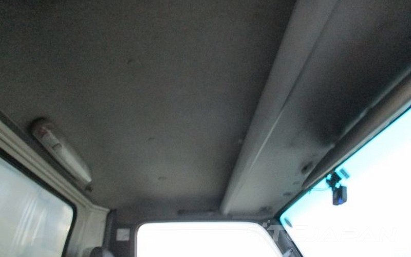 ISUZU ELF FREEZER (2006)