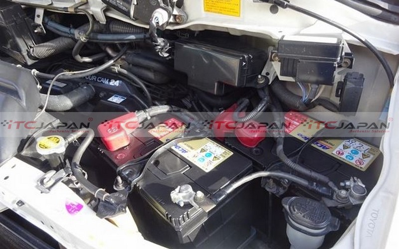 TOYOTA HIACE COMMUTER (2003)