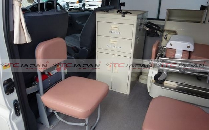 TOYOTA HIACE COMMUTER (2003)