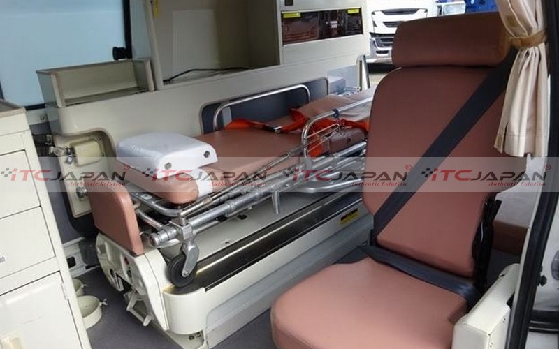 TOYOTA HIACE COMMUTER (2003)