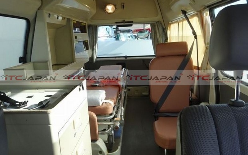 TOYOTA HIACE COMMUTER (2003)