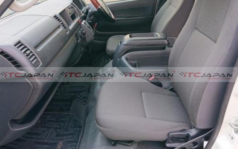 TOYOTA HIACE COMMUTER (2016)