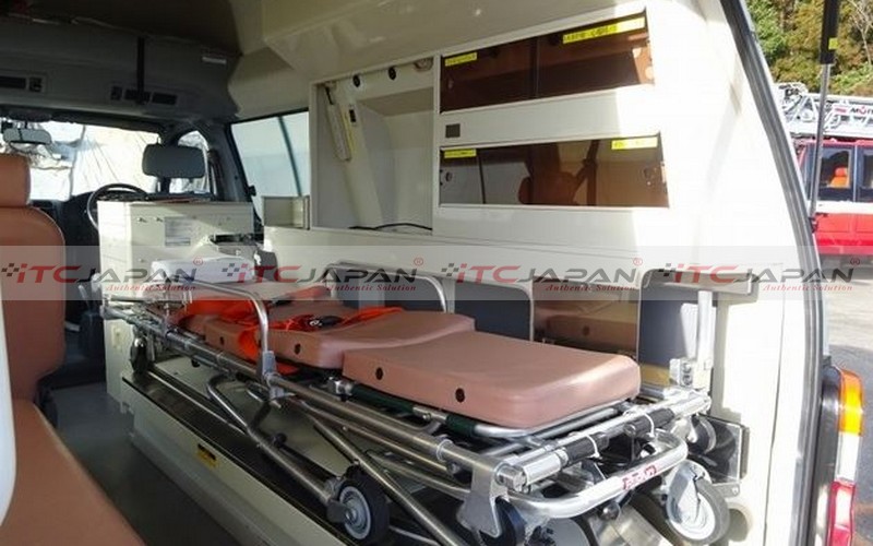 TOYOTA HIACE COMMUTER (2003)