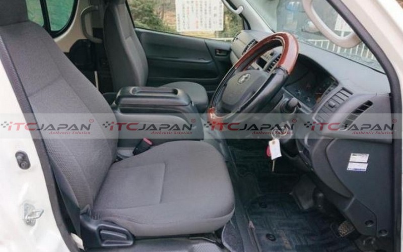 TOYOTA HIACE COMMUTER (2016)