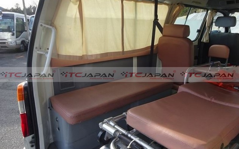 TOYOTA HIACE COMMUTER (2003)