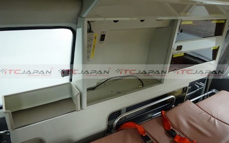 TOYOTA HIACE COMMUTER (2003)