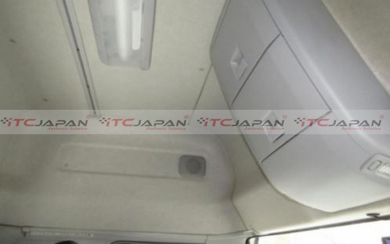 NISSAN U.D TRUCK TRACTOR HEAD (2015)