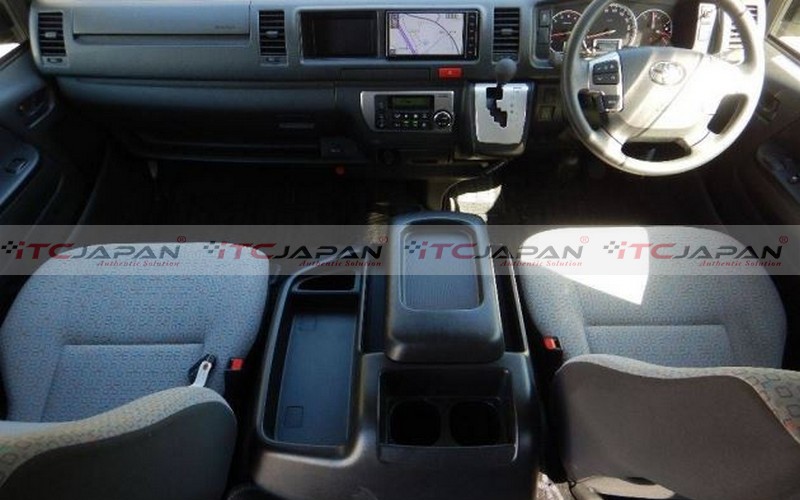 TOYOTA HIACE COMMUTER (2019)