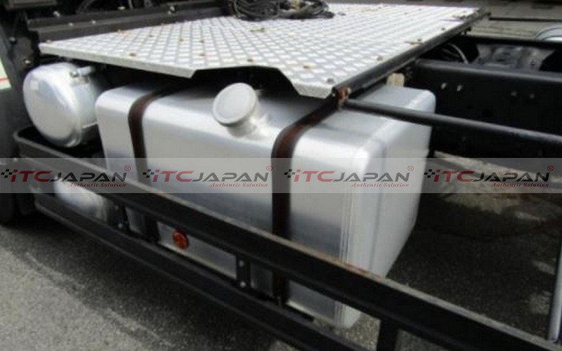 NISSAN U.D TRUCK TRACTOR HEAD (2015)