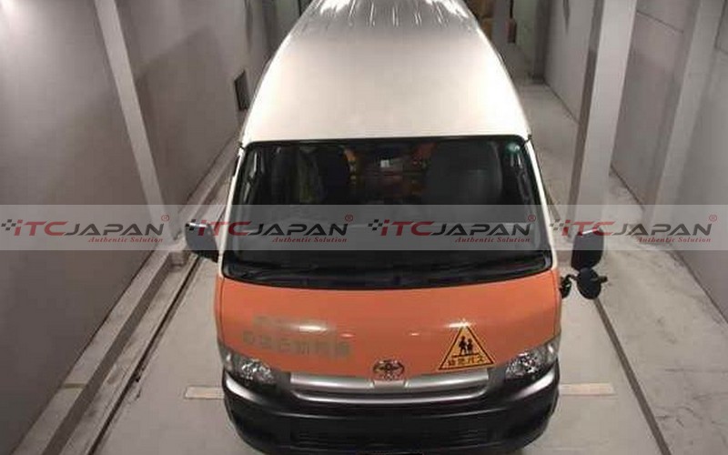 TOYOTA HIACE COMMUTER (2007)