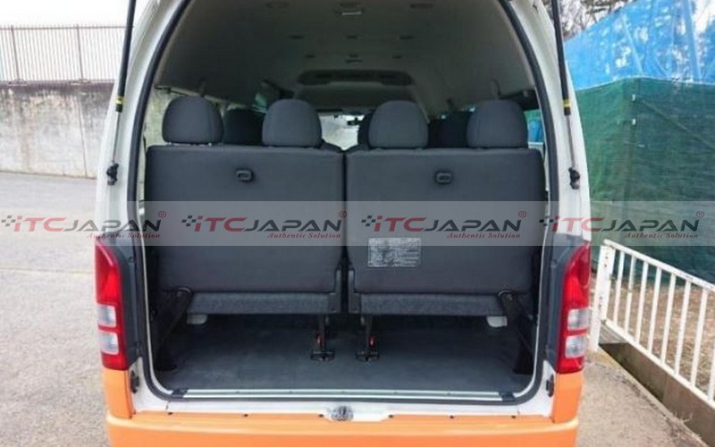 TOYOTA HIACE COMMUTER (2016)
