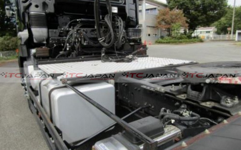 NISSAN U.D TRUCK TRACTOR HEAD (2015)