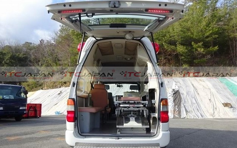 TOYOTA HIACE COMMUTER (2003)