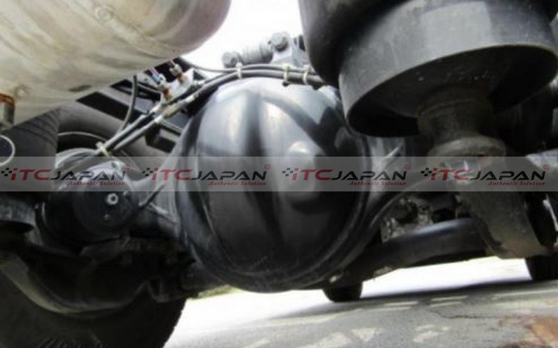 NISSAN U.D TRUCK TRACTOR HEAD (2015)