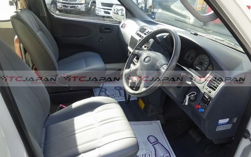 TOYOTA HIACE COMMUTER (2003)