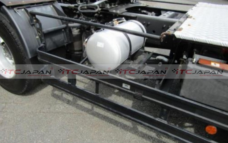 NISSAN U.D TRUCK TRACTOR HEAD (2015)