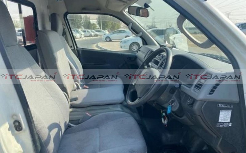 TOYOTA HIACE COMMUTER (2005)
