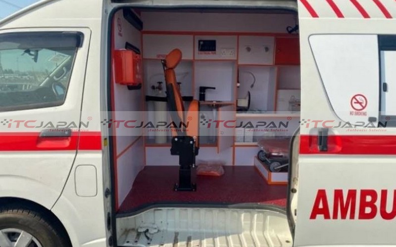 TOYOTA HIACE COMMUTER (2005)