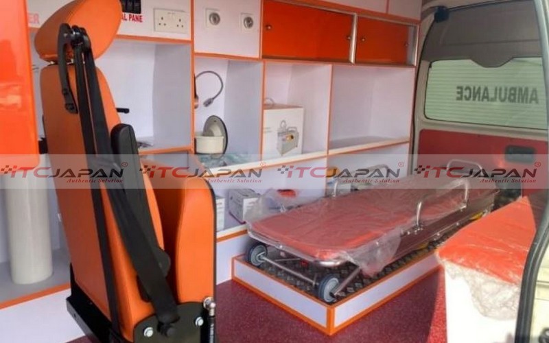 TOYOTA HIACE COMMUTER (2005)